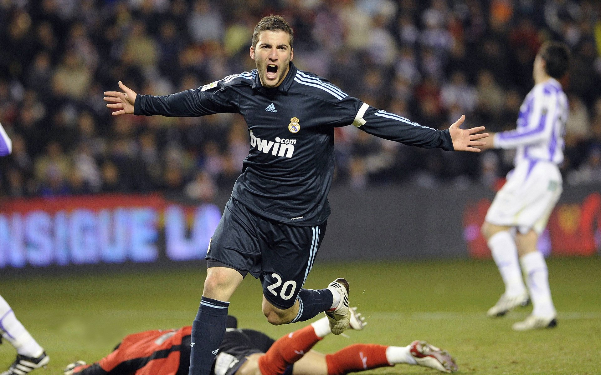 九游娱乐APP-是否应增加数据裁判职位辅助主裁判判罚质量