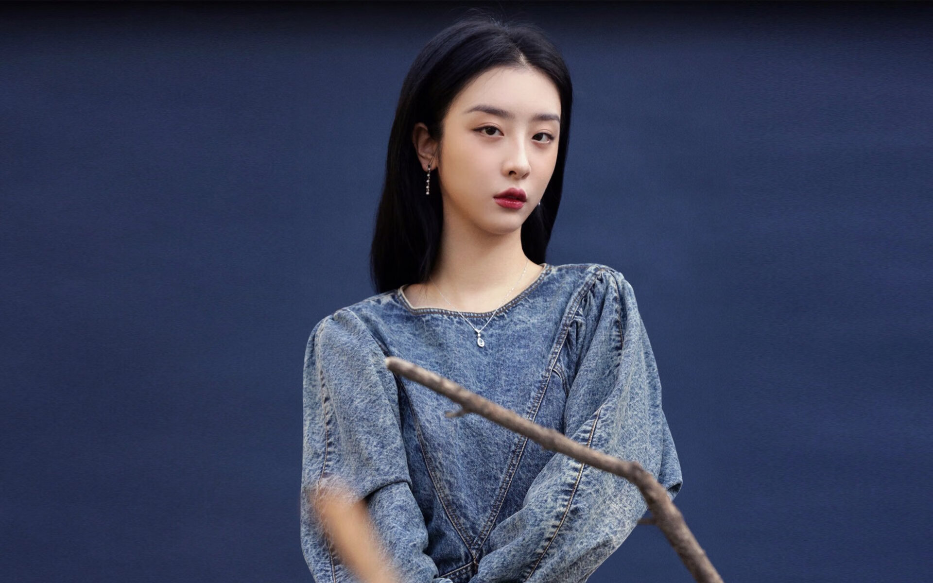 英格兰骑手安娜·史密斯在巴黎奥运会障碍赛中获得铜牌,表现出色。